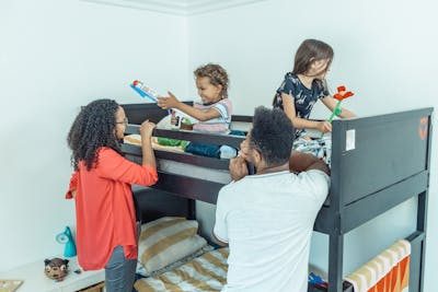 Boostez l'espace avec un lit mi-hauteur fonctionnel et sûr