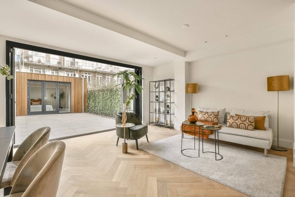 Quelles astuces pour maintenir un jardin de balcon fleuri toute l'année ?