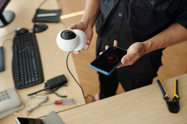 Comment choisir un système de surveillance pour les personnes âgées à domicile ?