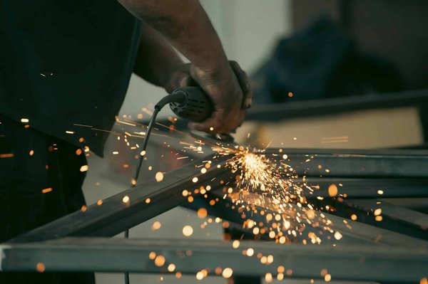 Cornière acier S235: résistance et sur-mesure garanties